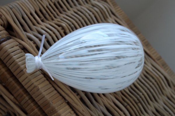 Závěsná svatební dekorace balónek bílý 8,5x14,5cm