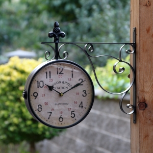 Závěsné hodiny na konzole 41 x 37 x 8 cm oboustranné