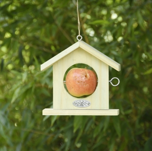 Závěsné krmítko s vyřezaným otvorem