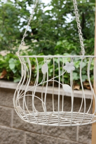 Závěsný květináč bílý kov 75cm