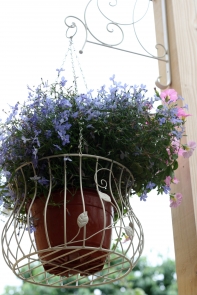 Závěsný květináč bílý kov 75cm