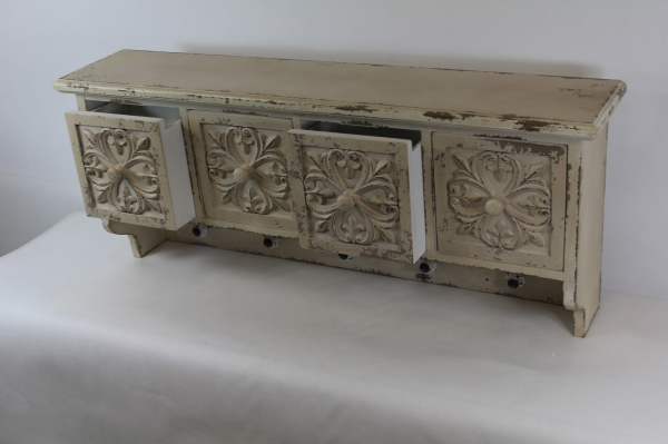 Zdobená polička s věšáky