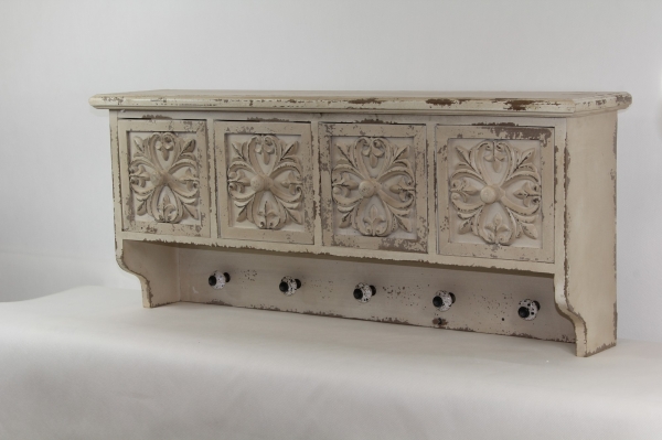 Zdobená polička s věšáky