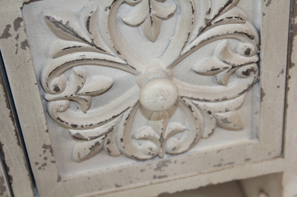 Zdobená polička s věšáky