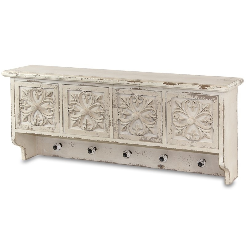 Zdobená polička s věšáky