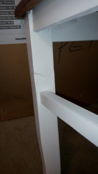 Židle bílá Novaline k jídelnímu stolu 44x94x42cm - poškozená (noha židle)