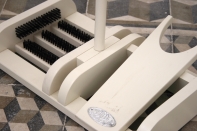 Zouvák na boty s čističem bílý