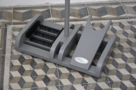 Zouvák s čističem na boty šedý Esschets Garden 80cm