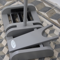 Zouvák s čističem na boty šedý Esschets Garden 80cm