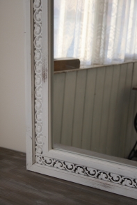 Zrcadlo bílé v provence stylu s ornamenty 49x67cm