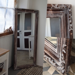 Zrcadlo s hnědým dřevěným rámem a zdobením 75x165cm