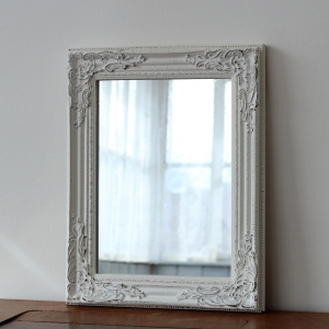 Zrcadlo se zdobeným rámem 36x46cm