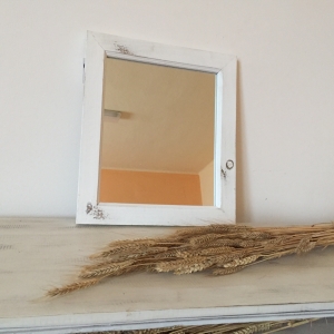 Zrcadlo v dřevěném rámu 39x34cm