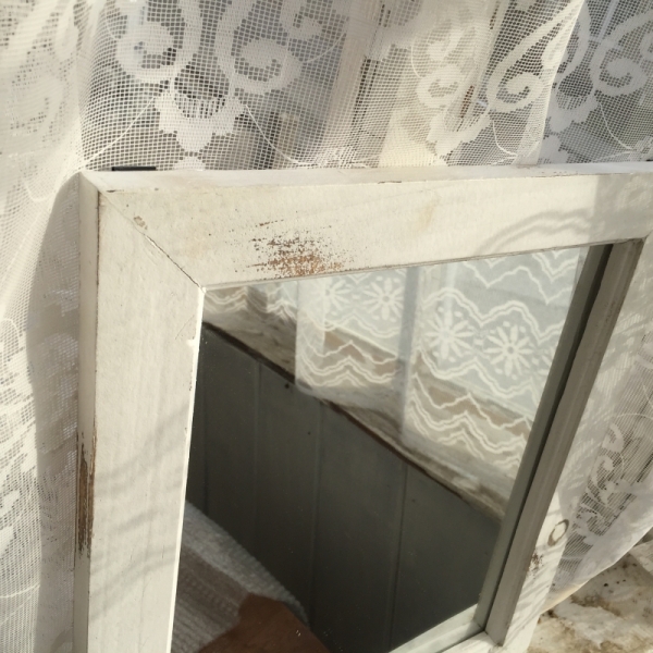 Zrcadlo v dřevěném rámu 39x34cm