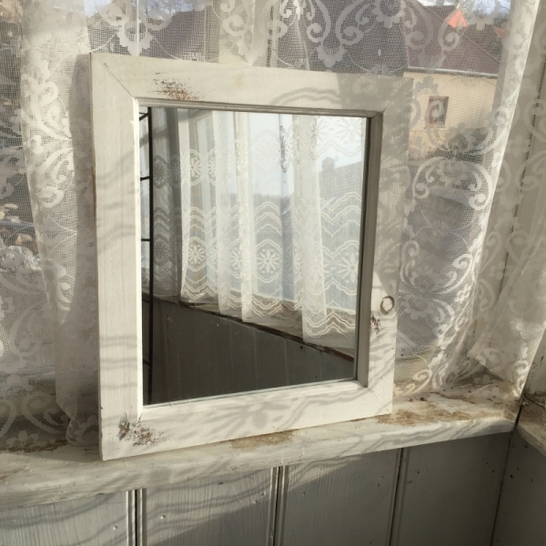 Zrcadlo v dřevěném rámu 39x34cm