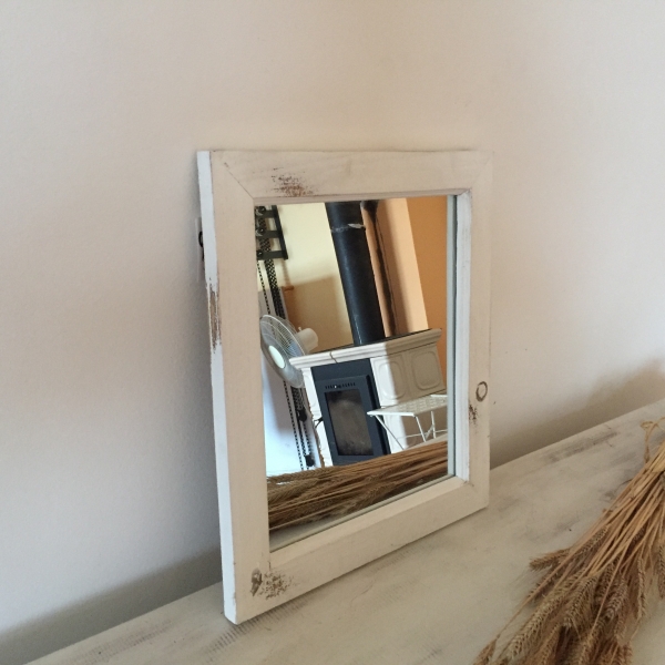 Zrcadlo v dřevěném rámu 39x34cm