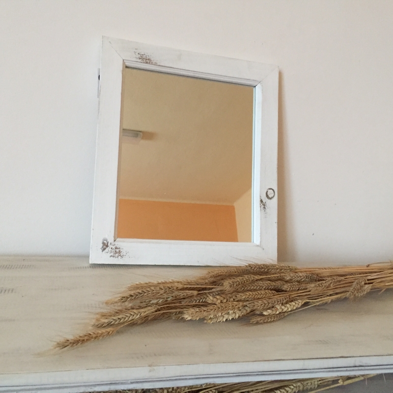 Zrcadlo v dřevěném rámu 39x34cm