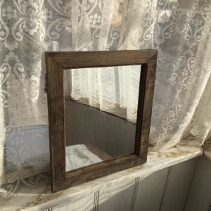 Zrcadlo v dřevěném rámu tmavé 39x34cm