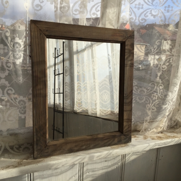 Zrcadlo v dřevěném rámu tmavé 39x34cm