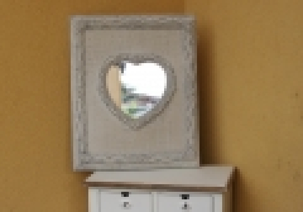 Zrcadlo ve tvaru srdce v rámu 48x60cm - vyřazeno