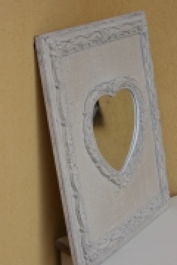 Zrcadlo ve tvaru srdce v rámu 48x60cm - vyřazeno