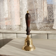 Zvon s dřevěnou rukojetí