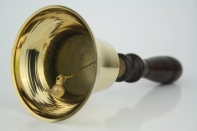 Zvon s dřevěnou rukojetí